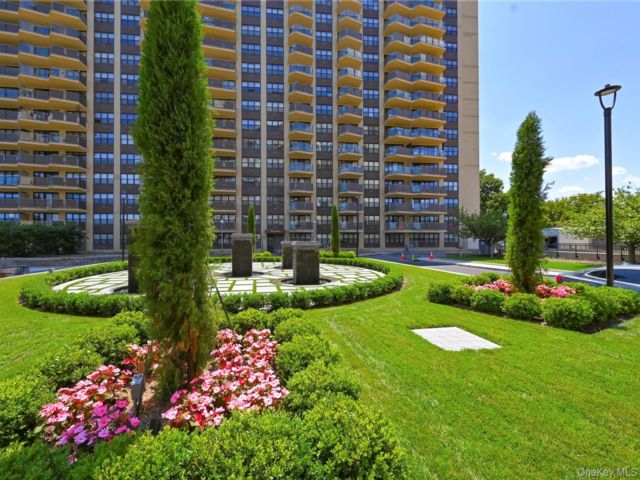  2 BR,  2.00 BTH &nbsp;High rise style home in Bayside