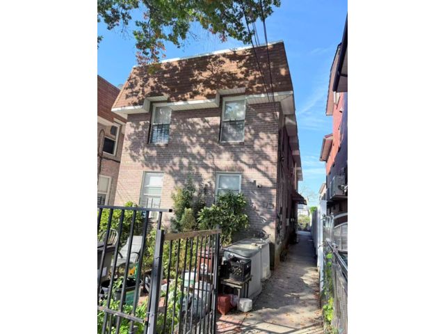  1 BR,  1.00 BTH &nbsp;Other style home in Flushing