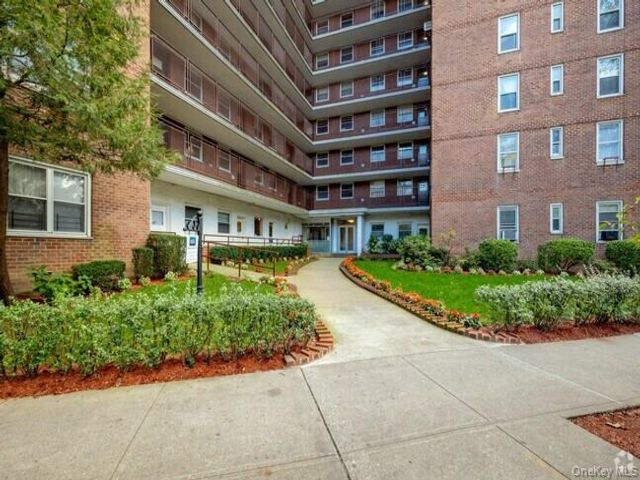  3 BR,  2.00 BTH &nbsp;Mid rise style home in Rego Park