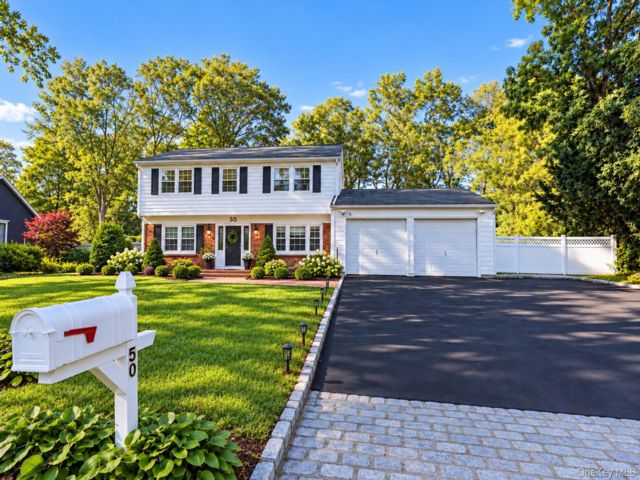  4 BR,  3.00 BTH &nbsp;Colonial style home in Stony Brook