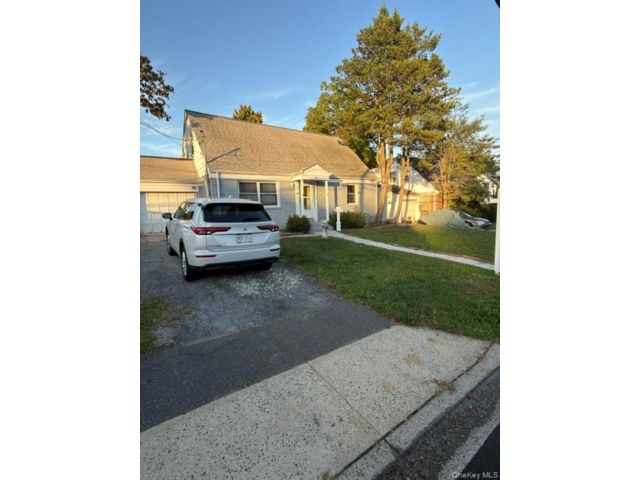  4 BR,  2.00 BTH &nbsp;Colonial style home in West Hempstead