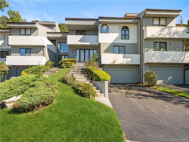  4 BR,  4.00 BTH &nbsp;Condo style home in Woodbury