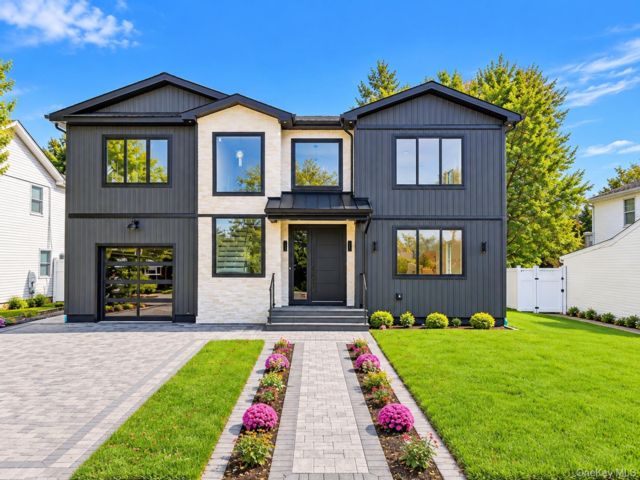  5 BR,  7.00 BTH &nbsp;Modern style home in Westbury
