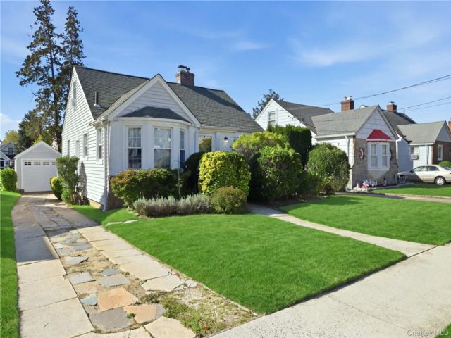  3 BR,  1.00 BTH &nbsp;Cape cod style home in Malverne