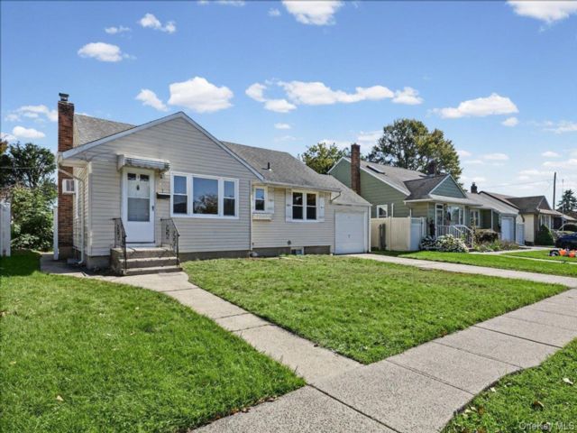  5 BR,  2.00 BTH &nbsp;Ranch style home in Hicksville
