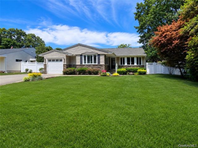  3 BR,  2.00 BTH &nbsp;Ranch style home in Smithtown