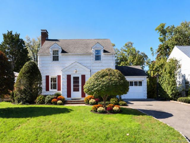  4 BR,  2.00 BTH &nbsp;Colonial style home in Glen Head
