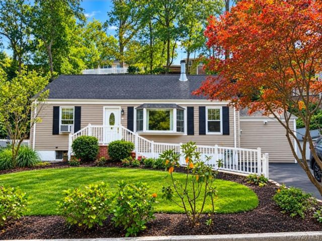  3 BR,  3.00 BTH &nbsp;Cape cod style home in Centerport