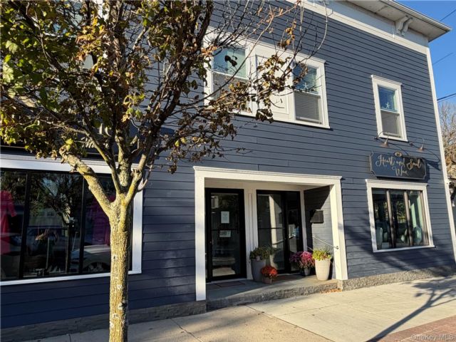  1 BR,  1.00 BTH &nbsp;Garden style home in East Islip