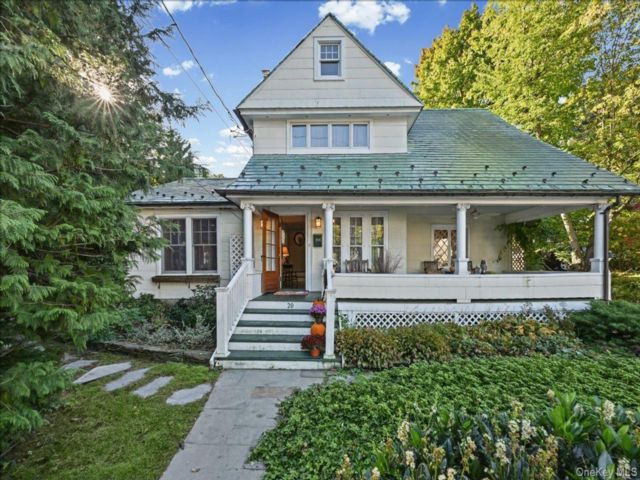  3 BR,  2.00 BTH &nbsp;Colonial style home in Port Washington