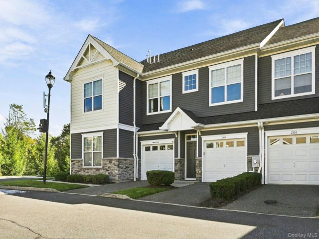  3 BR,  3.00 BTH &nbsp;Condo style home in Huntington Station