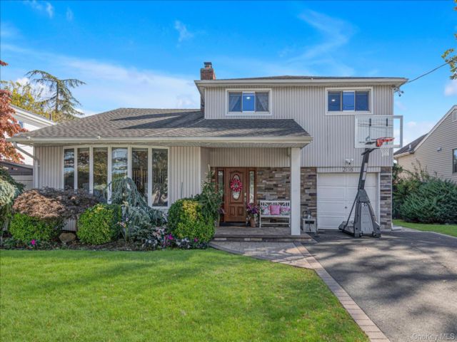  4 BR,  3.00 BTH &nbsp;Split level style home in Merrick
