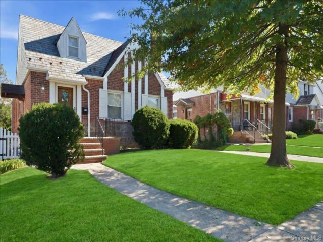  3 BR,  1.00 BTH &nbsp;Cape cod style home in Bayside
