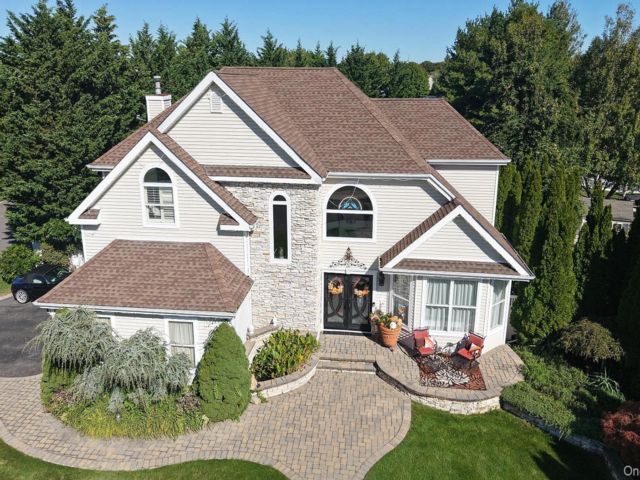  4 BR,  3.00 BTH &nbsp;Colonial style home in Holtsville