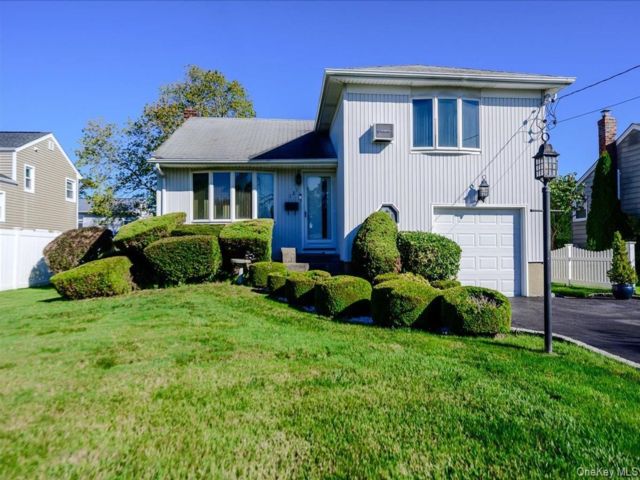  3 BR,  2.00 BTH &nbsp;Split level style home in Massapequa Park