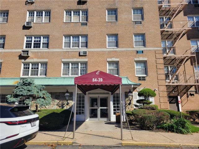  2 BR,  2.00 BTH &nbsp;Mid rise style home in Howard Beach