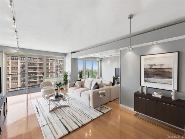  1 BR,  1.00 BTH &nbsp;High rise style home in Bayside