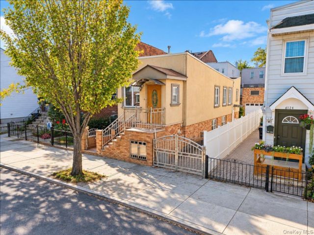  3 BR,  2.00 BTH &nbsp;House style home in Maspeth