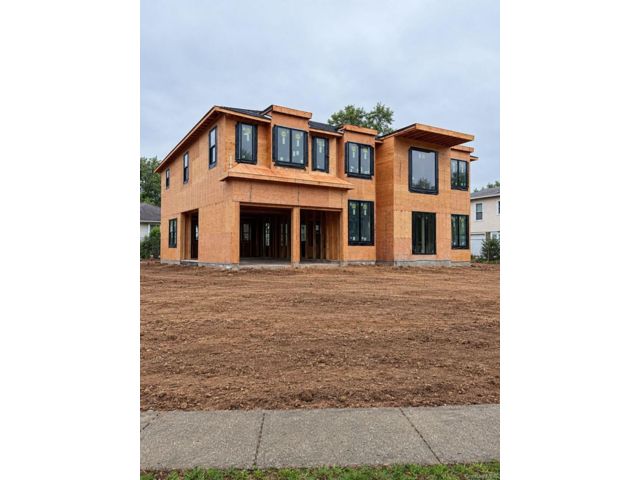  5 BR,  5.00 BTH &nbsp;Colonial style home in Massapequa