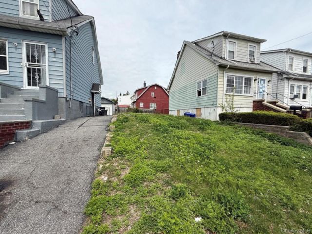 Lot <b>Size:</b>  &nbsp;House style home in Esplanade