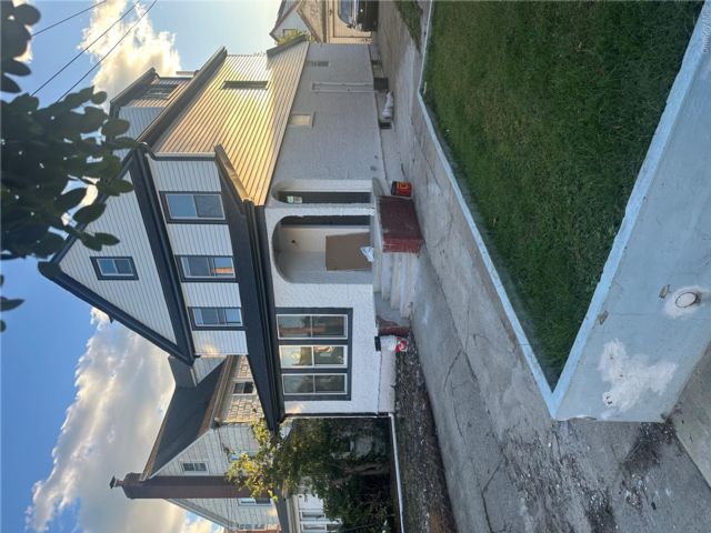  5 BR,  3.00 BTH &nbsp;Colonial style home in Saint Albans