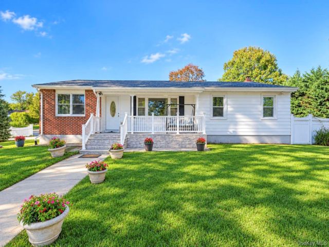  4 BR,  3.00 BTH &nbsp;Ranch style home in Farmingville