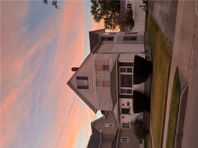  3 BR,  1.00 BTH &nbsp;Colonial style home in Lynbrook