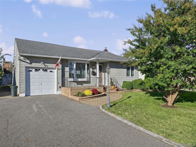  2 BR,  2.00 BTH &nbsp;Ranch style home in Wantagh
