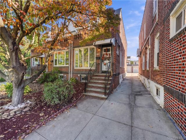  3 BR,  2.00 BTH &nbsp;Colonial style home in Glendale