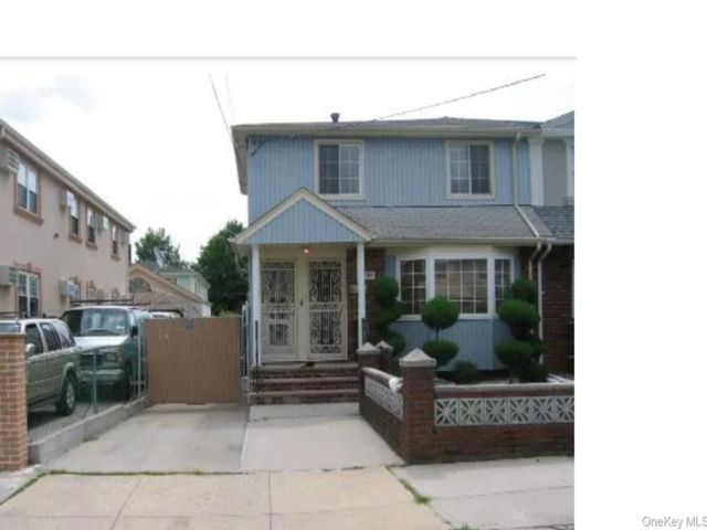  5 BR,  3.00 BTH &nbsp;Colonial style home in South Ozone Park