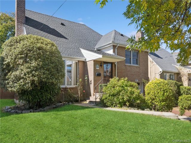  3 BR,  3.00 BTH &nbsp;Split level style home in Bayside