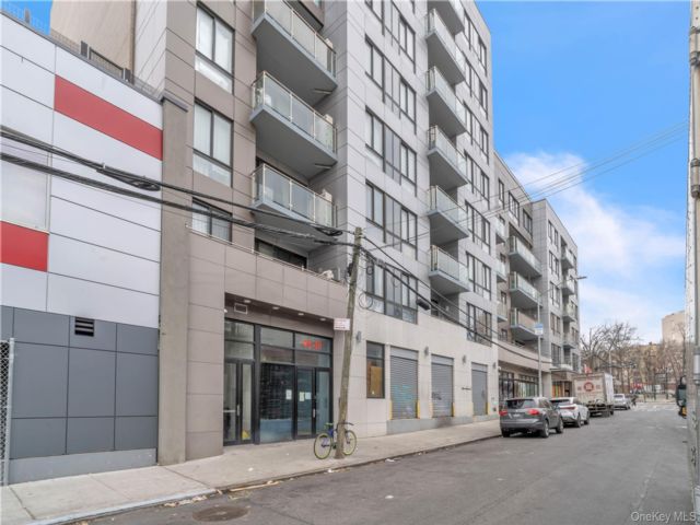  2 BR,  2.00 BTH &nbsp;Mid rise style home in Elmhurst