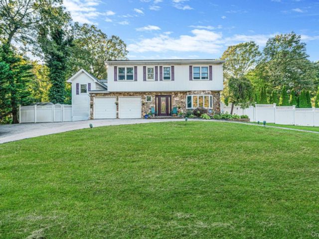  5 BR,  4.00 BTH &nbsp;Splanch style home in Kings Park