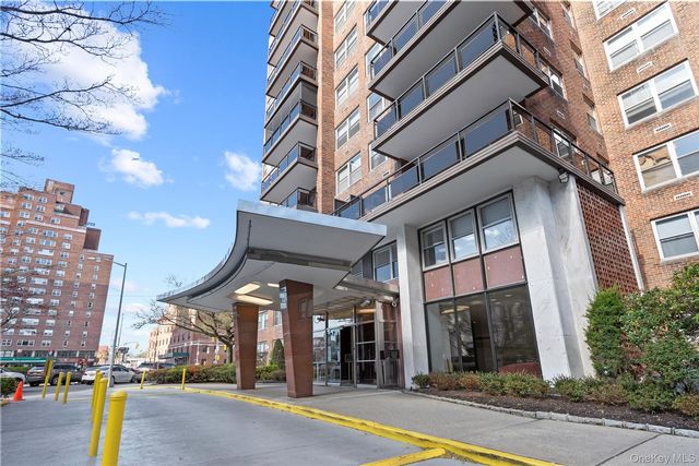 2 BR,  1.00 BTH &nbsp;High rise style home in Forest Hills