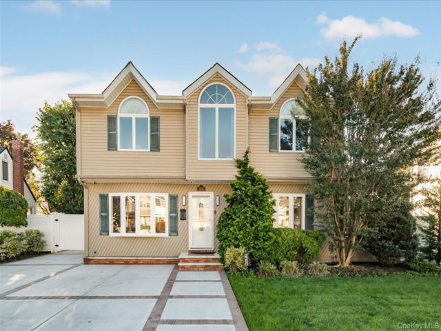  4 BR,  2.00 BTH &nbsp;Colonial style home in East Meadow