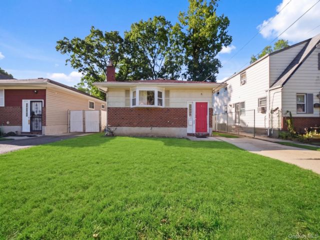  3 BR,  2.00 BTH &nbsp;Ranch style home in Hempstead