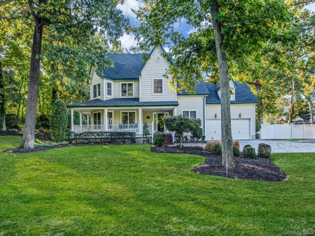  4 BR,  3.00 BTH &nbsp;Colonial style home in Farmingdale