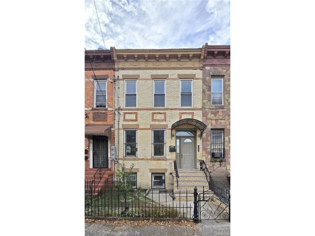  3 BR,  2.00 BTH &nbsp;House style home in East New York