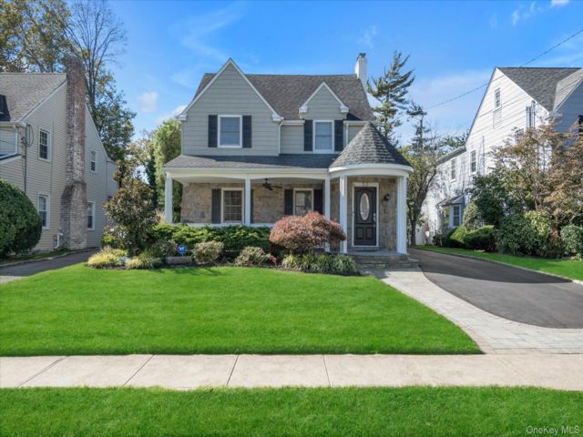  4 BR,  3.00 BTH &nbsp;Colonial style home in East Rockaway