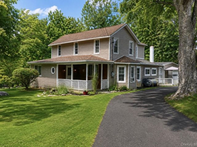 3 BR,  2.00 BTH &nbsp;Colonial style home in Cornwall