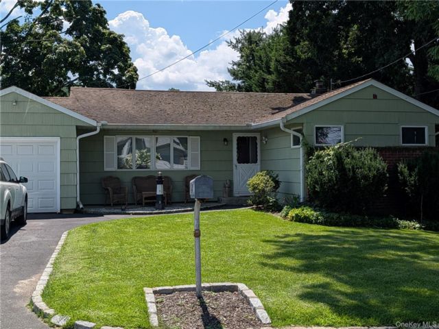  3 BR,  2.00 BTH &nbsp;Ranch style home in Huntington