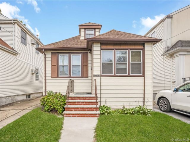  2 BR,  1.00 BTH &nbsp;Cape cod style home in Bellerose
