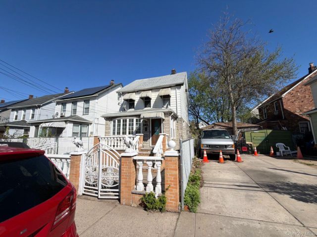  3 BR,  2.00 BTH &nbsp;Colonial style home in Saint Albans