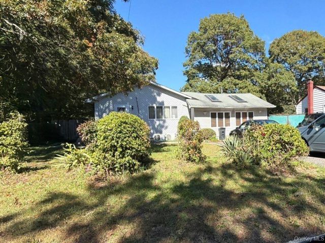  5 BR,  2.00 BTH &nbsp;Exp ranch style home in Holtsville