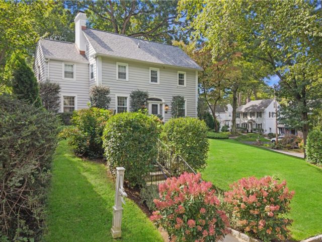  4 BR,  4.00 BTH &nbsp;Colonial style home in Mount Vernon