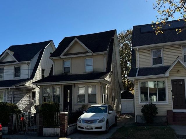  3 BR,  2.00 BTH &nbsp;Colonial style home in Saint Albans