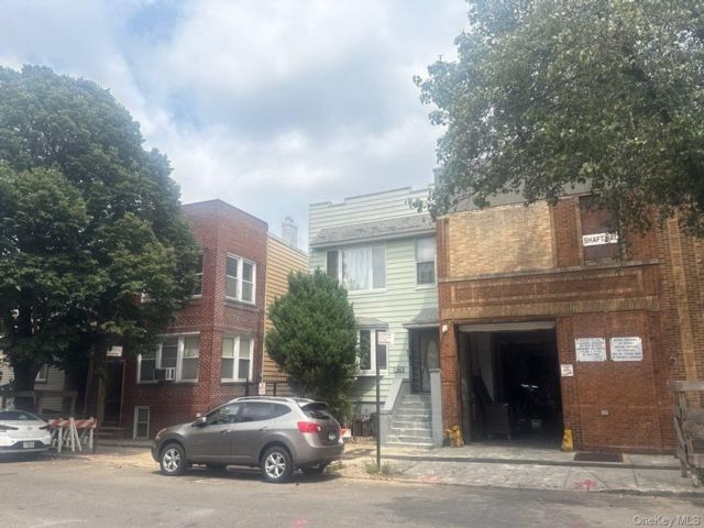  4 BR,  2.00 BTH &nbsp;Colonial style home in Ridgewood