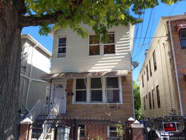  4 BR,  2.00 BTH &nbsp;Colonial style home in Wakefield