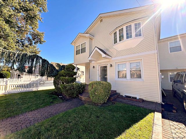  6 BR,  3.00 BTH &nbsp;Colonial style home in Roosevelt