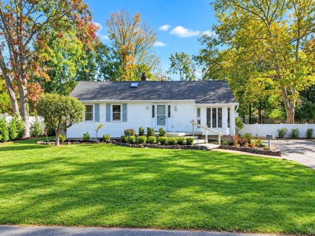  3 BR,  3.00 BTH &nbsp;Ranch style home in Smithtown